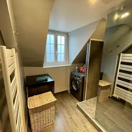 Sous Les Clochers De - Spacieux Logement 아파트 *