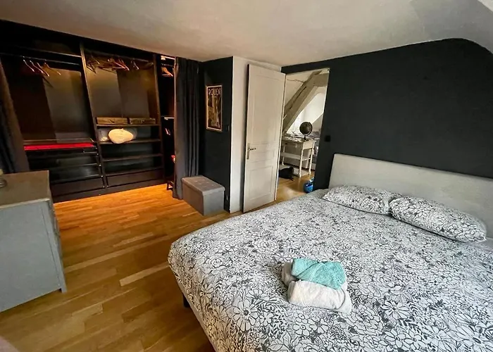 Sous Les Clochers De - Spacieux Logement *